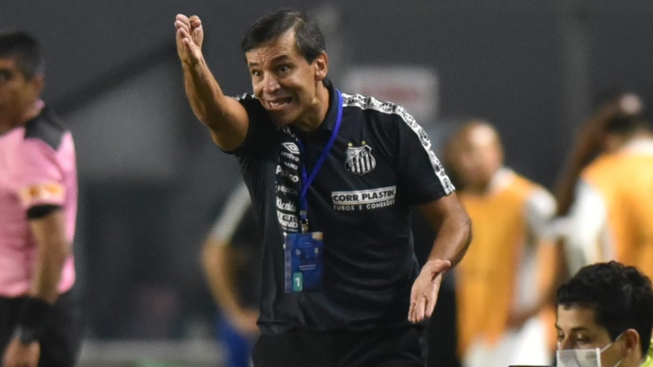 Santos anuncia demissão de Fabián Bustos após eliminação na Sul-Americana