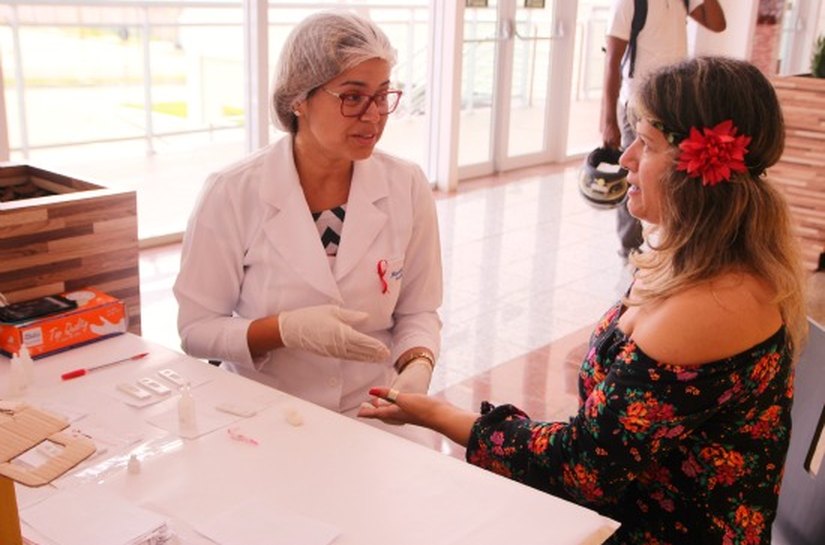 Arapiraquenses fazem teste rápido de HIV em shopping