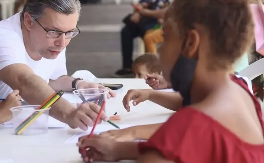 Elder Maia utiliza rede social para anunciar saída da Educação de Maceió