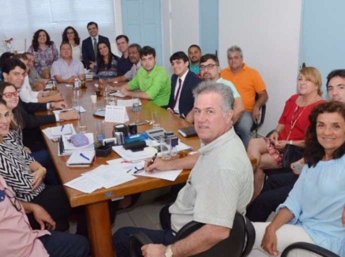 Prefeito e vice de Coruripe participam de reunião com secretãrios municipais