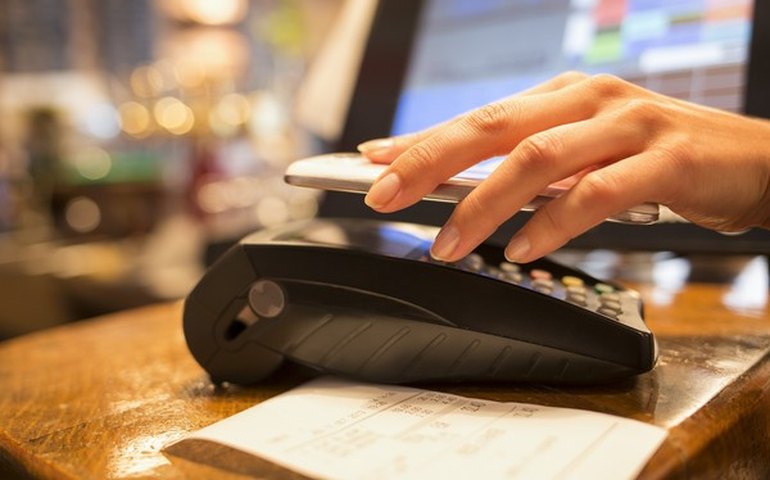 Cerca de 30% das compras são feitas cartão de crédito de terceiros. Veja os riscos