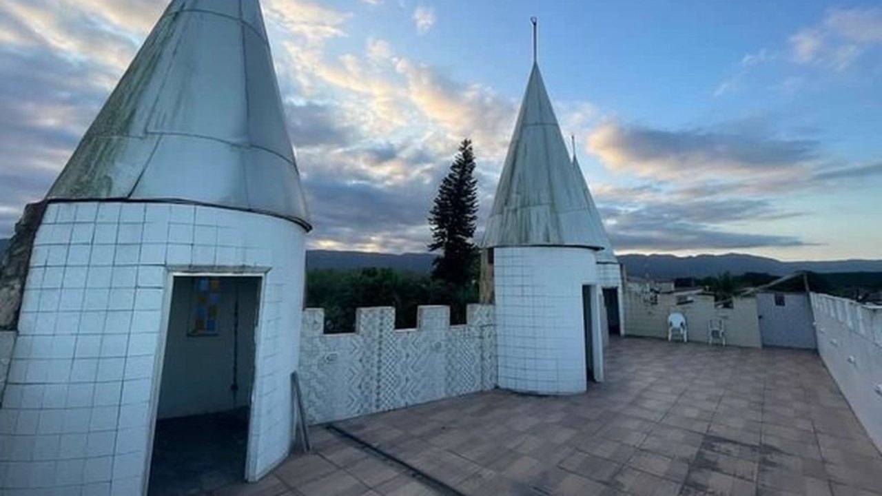 Homem constrói castelo medieval no jardim de sua casa em cidade no interior da Holanda