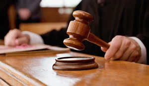 por-que-os-juc3adzes-usam-martelo-no-tribunal