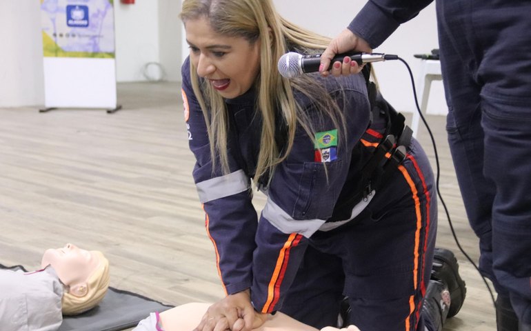 Ronda no Bairro capacita colaboradores em saúde mental e primeiros socorros