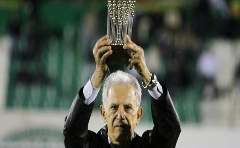 Campeão brasileiro com Guarani, Carlos Alberto Silva morre aos 77 anos