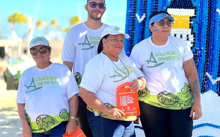 Alurb participa de atividade ambiental com parceiros na orla marítima