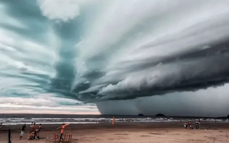Nuvem gigante assusta banhistas no litoral de SP