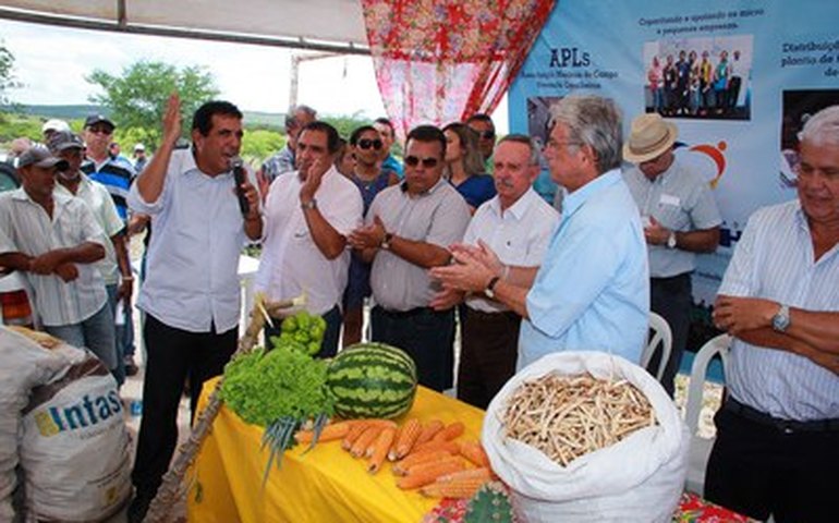 Governador comemora aniversário junto a agricultores do alto sertão de Alagoas