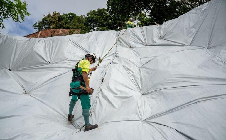 Defesa Civil instala mais de 45 mil m² de lonas em áreas de risco de Maceió
