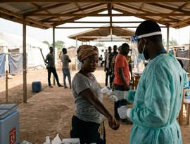 Epidemia de ebola coloca dez países africanos em alerta, aponta agência