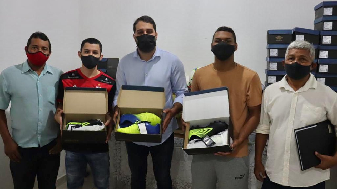 Prefeitura de Santana do Mundaú realiza entrega de uniformes e materiais esportivos
