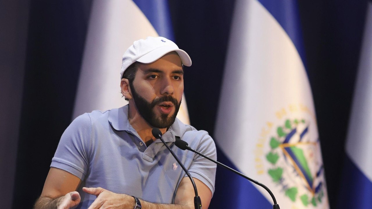 El Salvador recebe centenas de membros de gangues venezuelanas deportados dos EUA