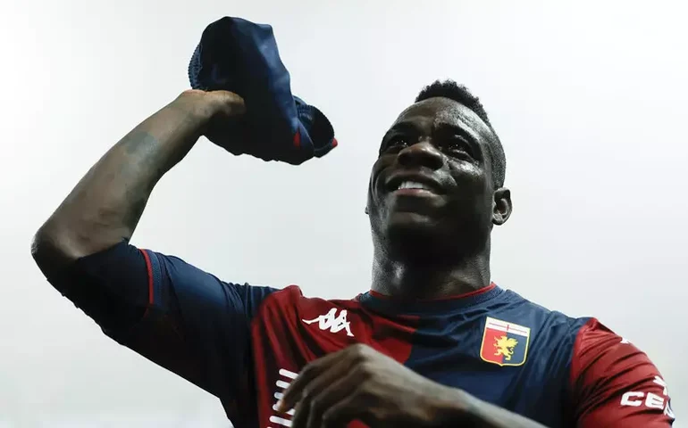 Sem clube, Balotelli é voluntário em ONG que apoia crianças