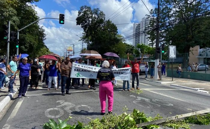 Protesto funcionário Veredas bloqueia trânsito na Avenida Fernandes Lima