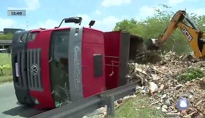 Caçamba tomba no viaduto da Osvaldo Aranha em Aracaju.jpg