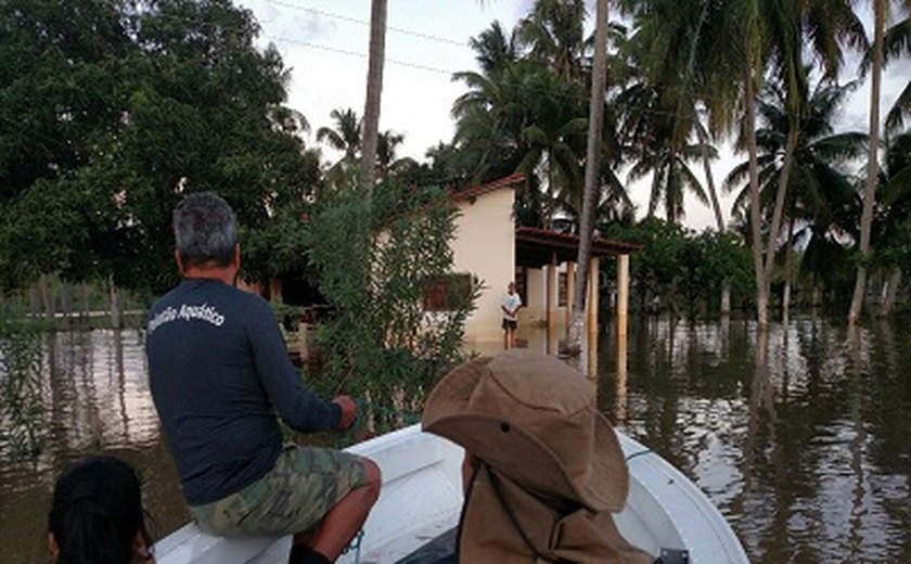 Batalhão de Polícia Ambiental ajuda no resgate a vítimas da enchente em Marechal Deodoro