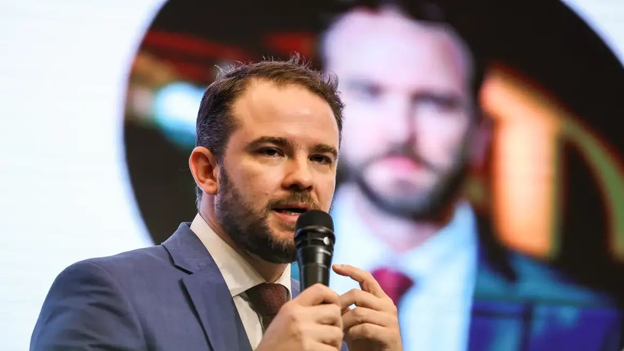 Durigan diz que Trump quer ajudar família Bolsonaro, mas admite debate sobre etanol e big techs