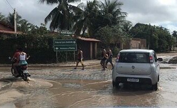 Vias de acesso ao Vila Galé Alagoas está tomado por lama e buracos Vias de acesso ao Vila Galé Alagoas está tomado por lama e buracos