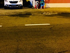 Mesmo do outro lado da avenida, aplausos
