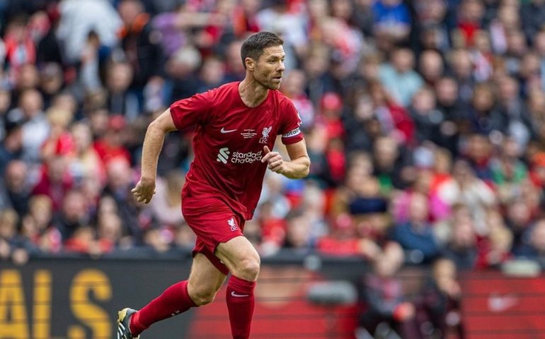 Xabi Alonso é cotado para suceder Klopp no Liverpool, mas despista: 'Só penso no agora'