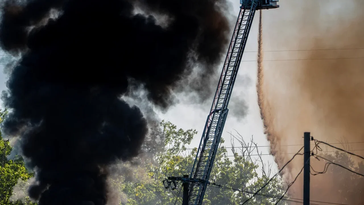 Explosões e incêndios destroem prédio industrial em Ohio, matando dois trabalhadores.