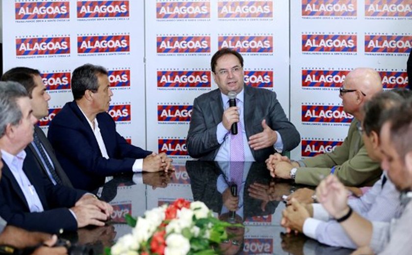 Luciano Barbosa concede entrevista coletiva em Arapiraca