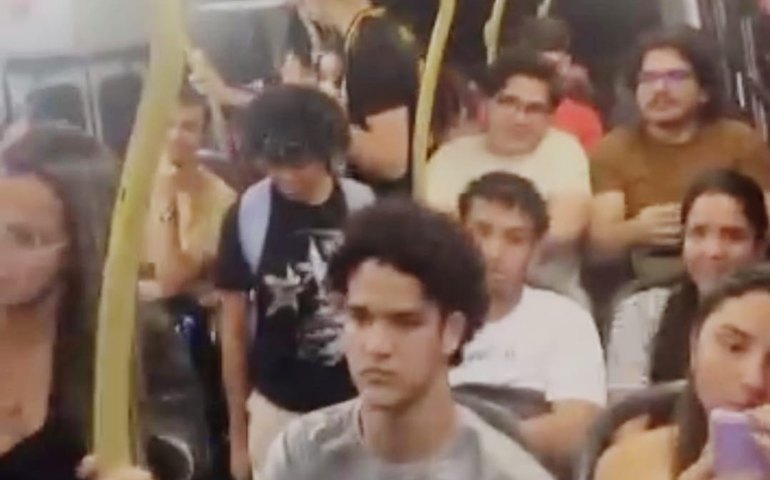 Estudantes do programa 'Caminho da Universidade' voltam a relatar superlotação e ônibus em péssimo estado em Palmeira dos Índios