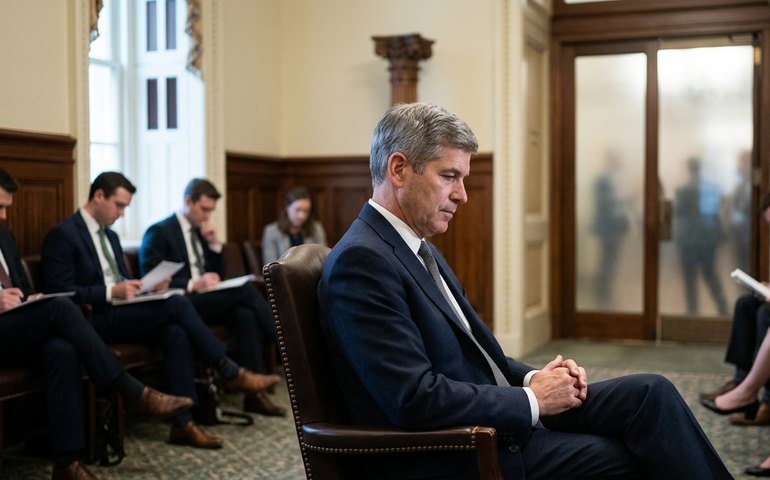 Senado dos EUA adia votação sobre Kevin Warsh para presidência do Fed
