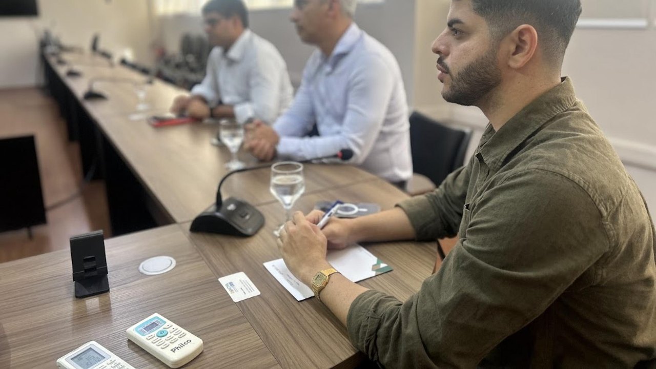 Sedics recebe empresários e apresenta cenário de fornecimento de matéria-prima de reciclado às indústrias
