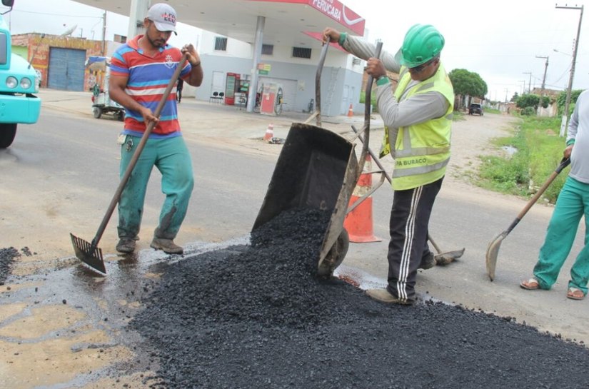 Prefeitura mantém pavimentação e intensifica fechamento de buracos em Arapiraca
