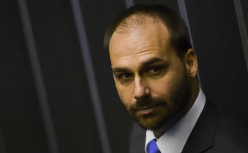 Moraes acata pedido da PGR e abre inquérito contra Eduardo Bolsonaro