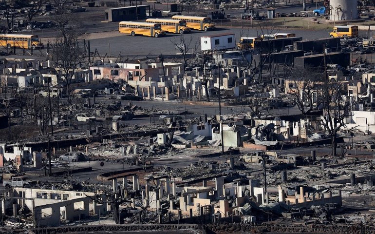 Falta de sirenes e água ampliaram destruição no Havaí, que sofre com lentidão do resgate e chegada de ajuda 