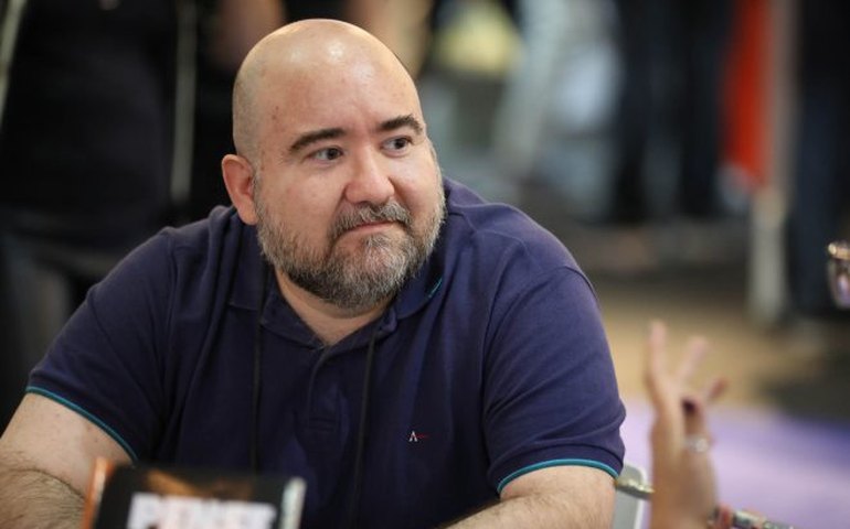 “Pense Gordo”: Autor recifense lança livro na Praça de Autógrafos