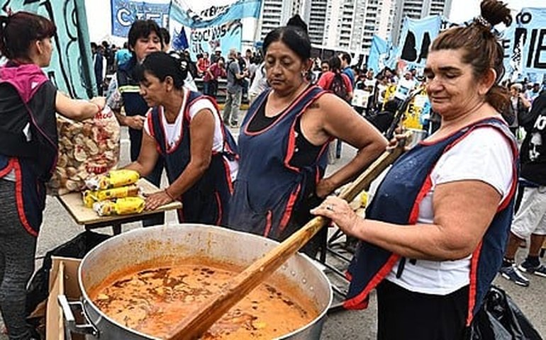 Sem refeições por medida do governo, Universidade na Argentina produz 'super sopa' para refeitórios populares