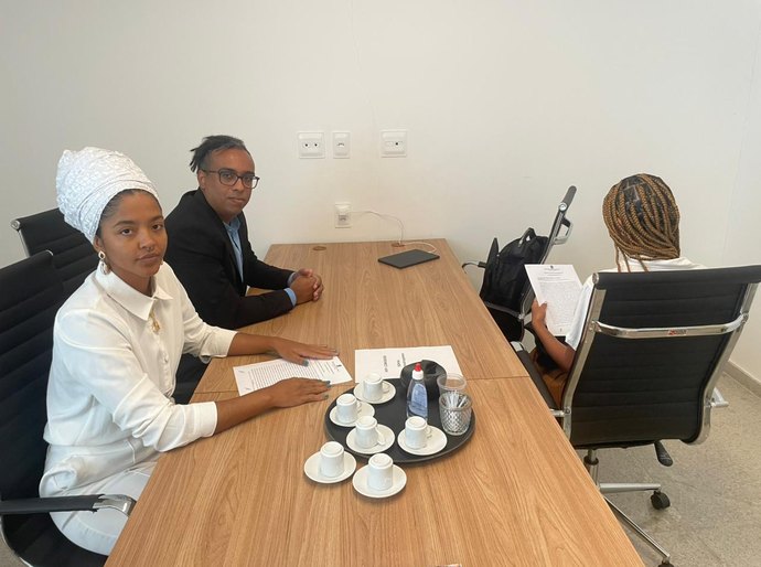 OAB/AL recebe mulher que diz ser vítima de racismo, após demissão por fazer tranças