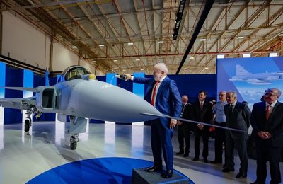 Com presença de Lula, Brasil apresenta primeiro caça supersônico produzido inteiramente no país