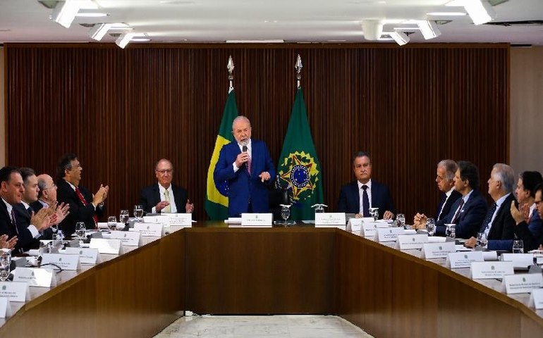 Lula proíbe entrada de celulares na primeira reunião com ministros