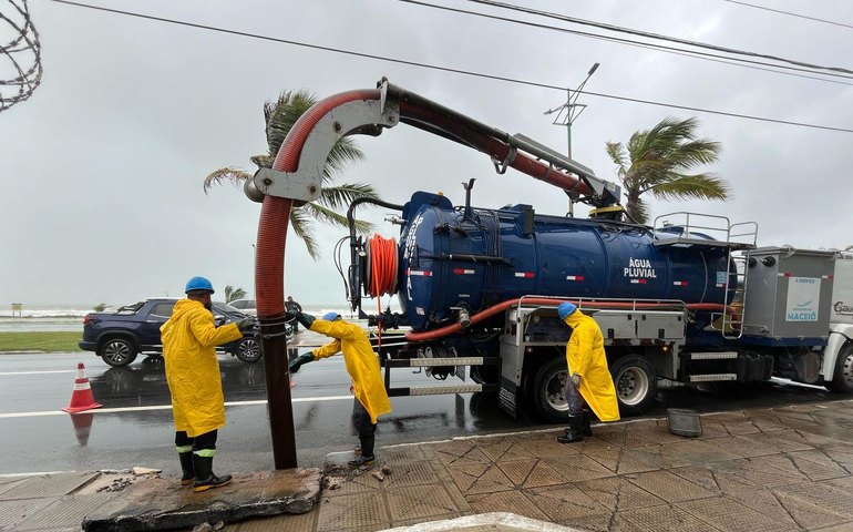 Prefeitura retira entulhos para desobstruir galerias durante as chuvas