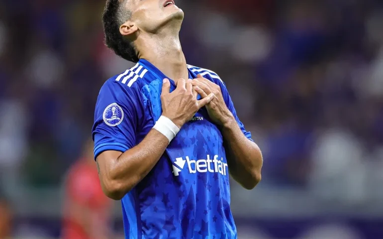 Tratamento conservador não dá resultado e atacante Dinenno passa por cirurgia no Cruzeiro