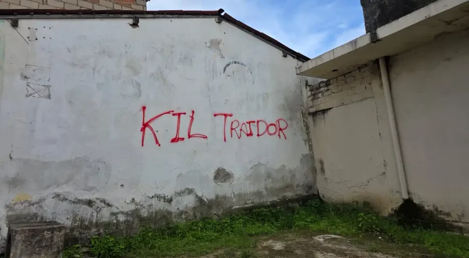 Muro aparece pichado com a frase “Kil Traidor” em tinta vermelha. Fonte: BR104