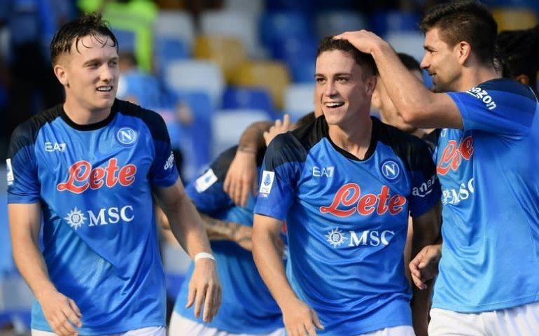 Napoli vence Spezia com gol aos 44 do 2º tempo e lidera o Campeonato Italiano