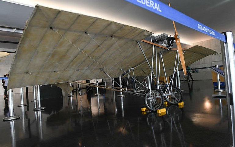 Exposição no Congresso homenageia 150 anos de nascimento de Santos Dumont