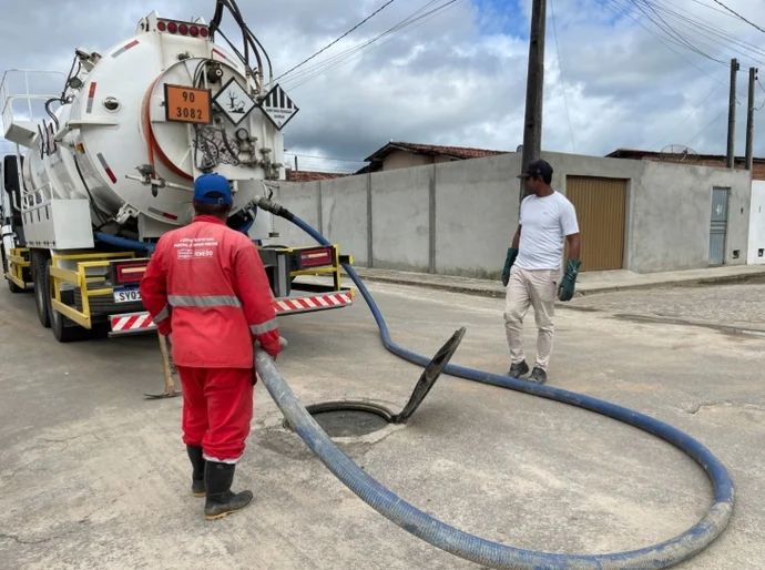 Desobstrução de galerias melhora escoamento das águas das chuvas em Penedo