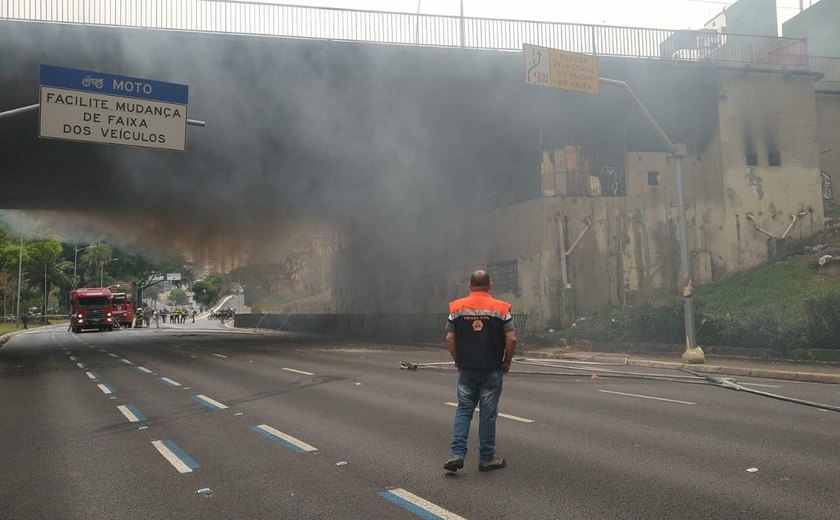 Avenida 23 de Maio é totalmente liberada após incêndio em viaduto