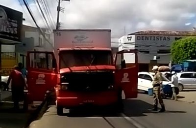 Agentes da SMTT evitam incêndio em caminhão no centro de Arapiraca