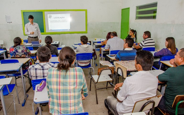 Micro e pequenos empreendedores de Limoeiro participam do curso Venda Mais, Venda para o Governo