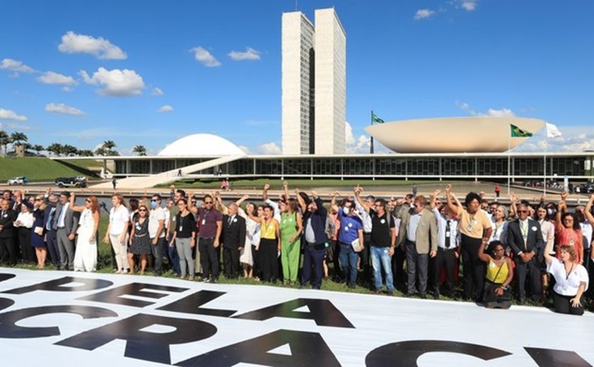 Índices globais de democracia caem a nível mais baixo desde 1986