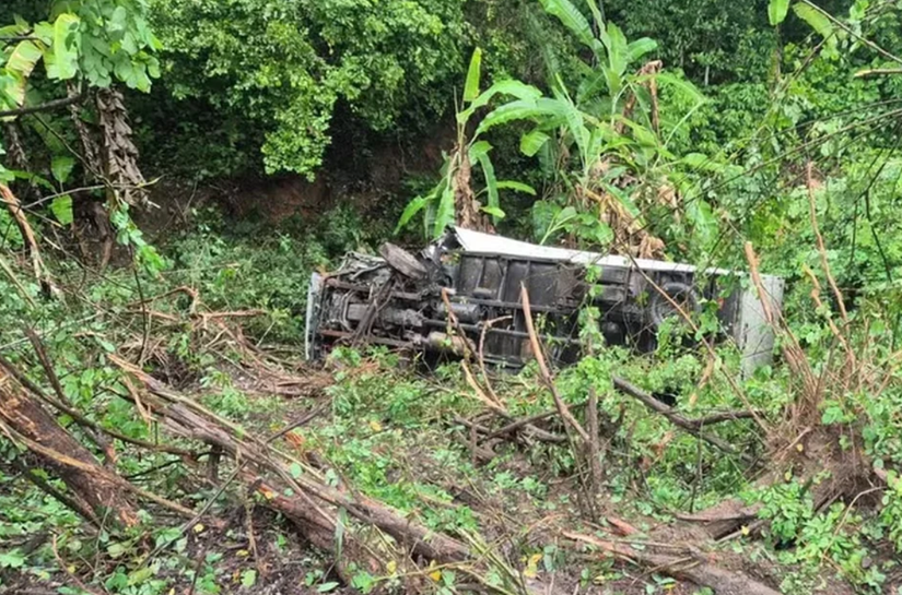 Passageiro fica ferido após caminhão despencar de ribanceira, em Branquinha
