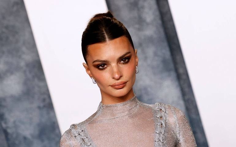 Emily Ratajkowski curte praia no Rio e diz que ama a cidade