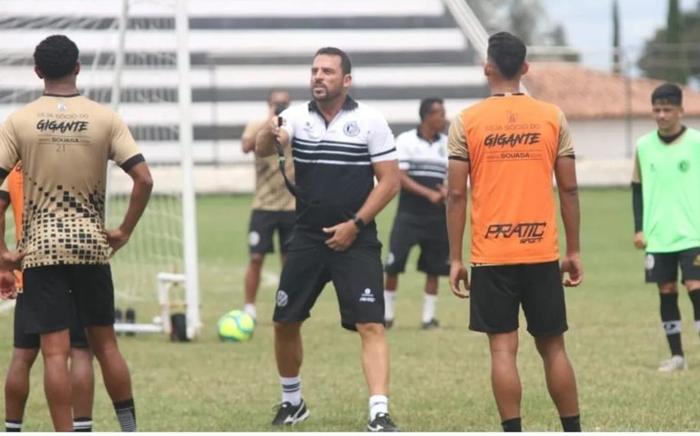 Técnico do ASA pede desligamento após derrota para o CSE; Treinador vai para os Emirados Árabes